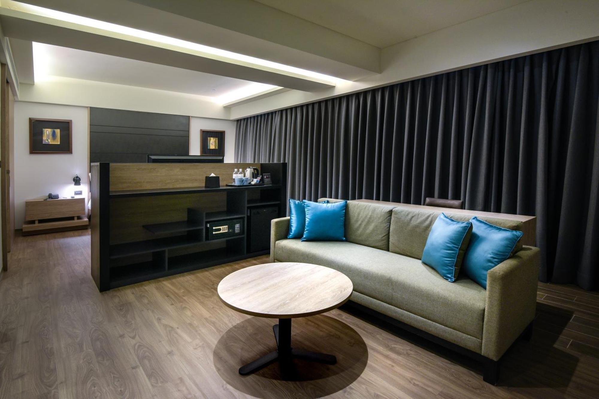 Just Sleep Kaohsiung Station Hotel Bagian luar foto