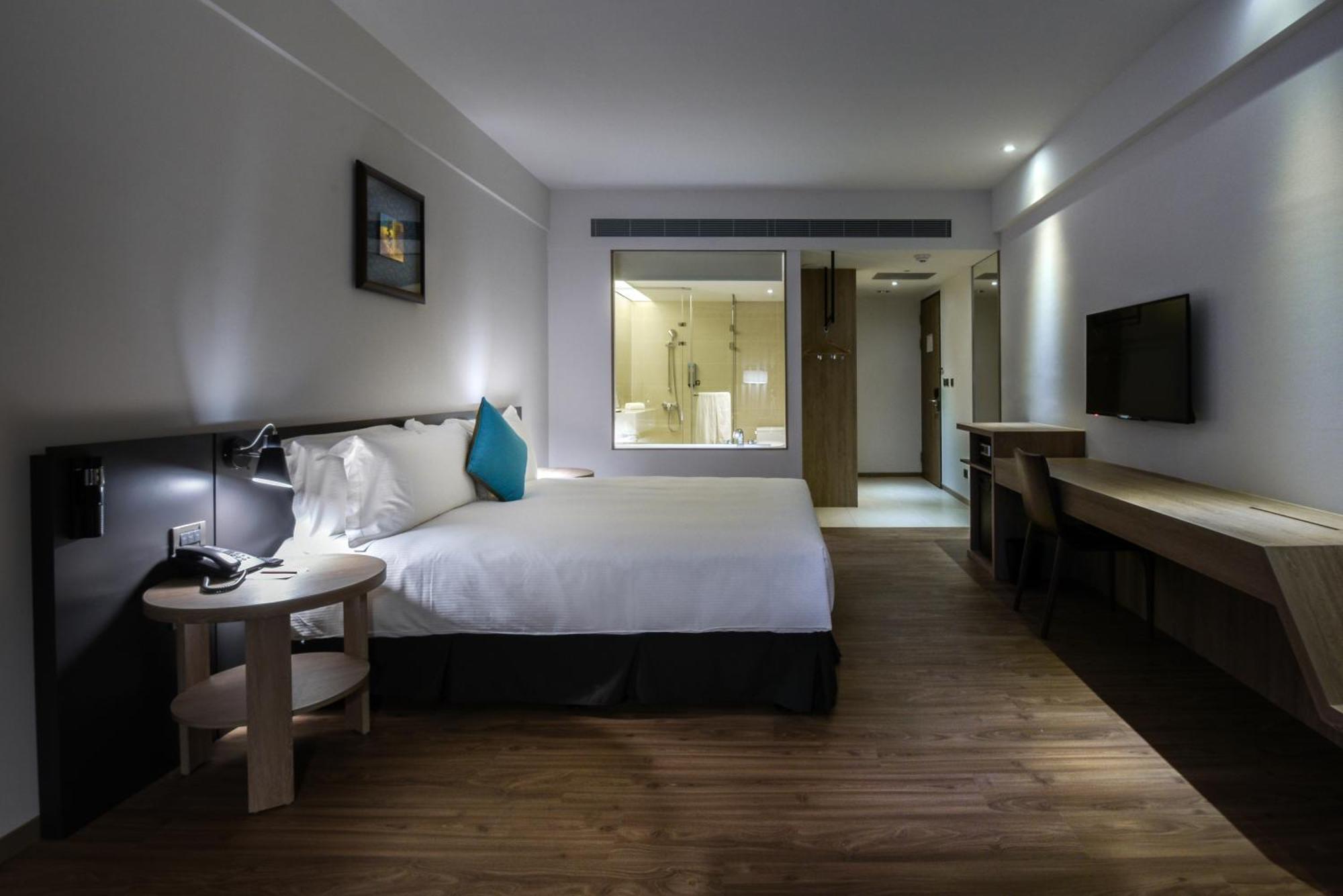 Just Sleep Kaohsiung Station Hotel Bagian luar foto