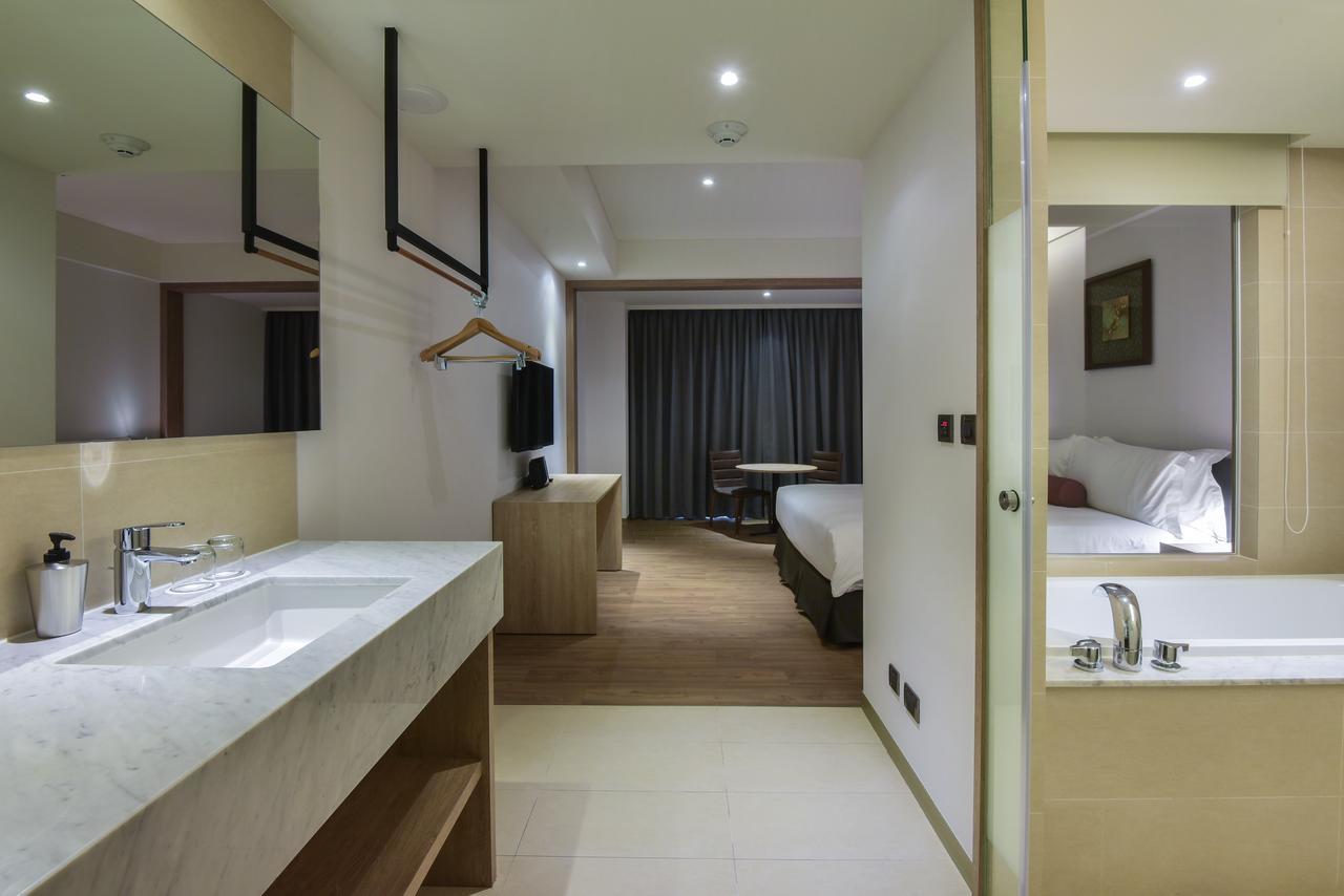 Just Sleep Kaohsiung Station Hotel Bagian luar foto