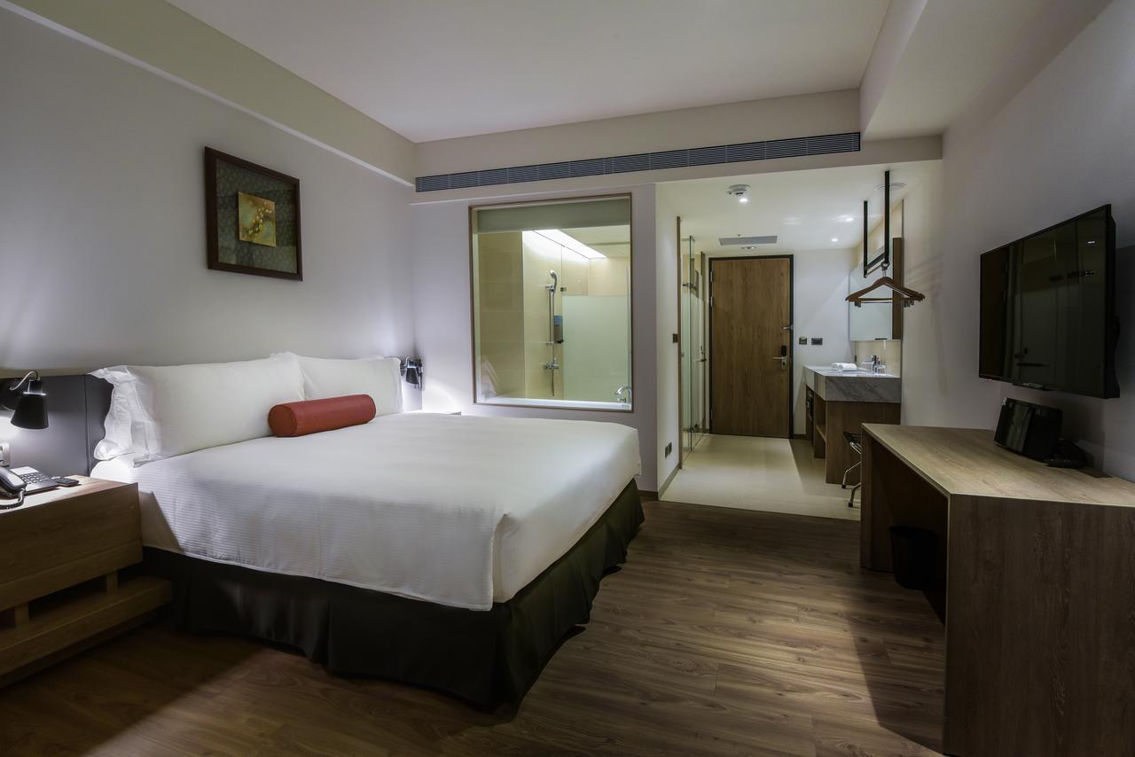 Just Sleep Kaohsiung Station Hotel Bagian luar foto