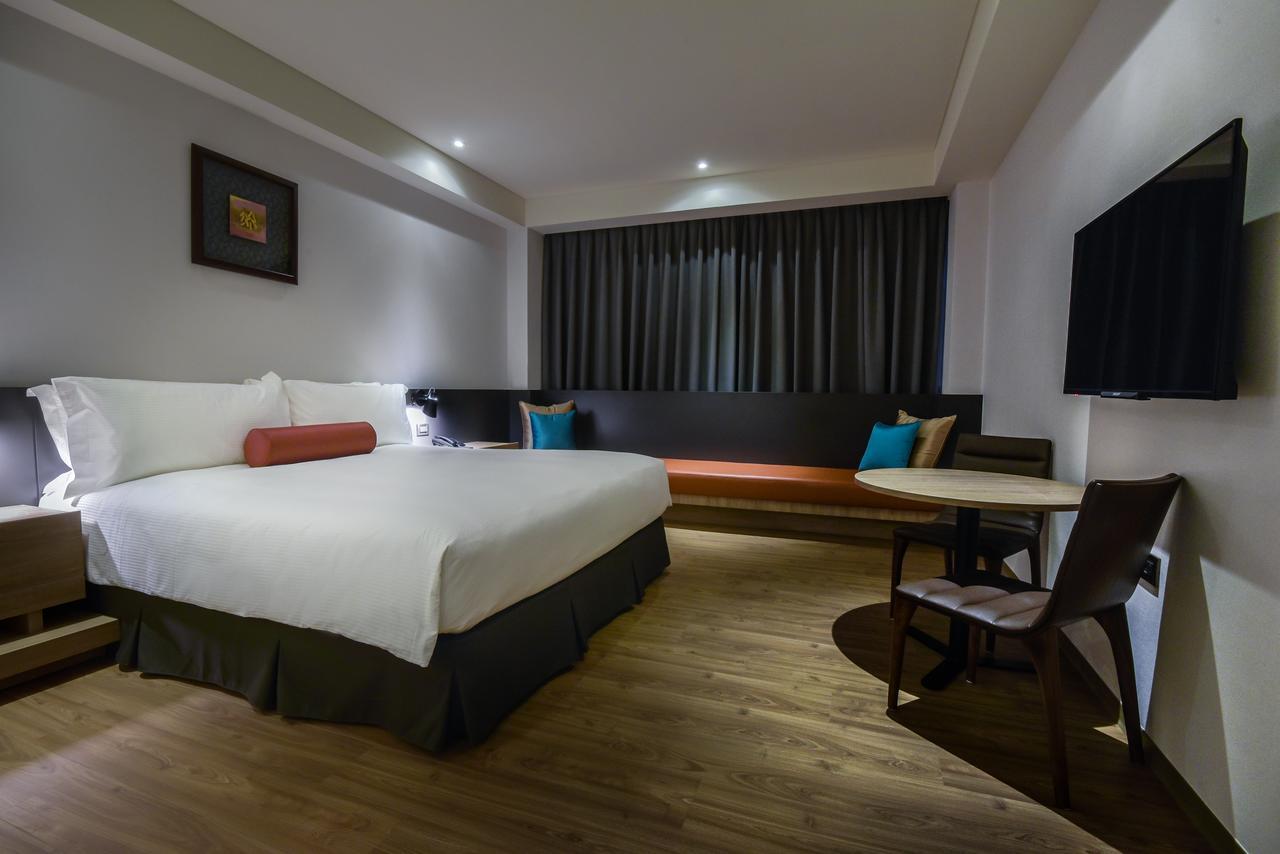 Just Sleep Kaohsiung Station Hotel Bagian luar foto
