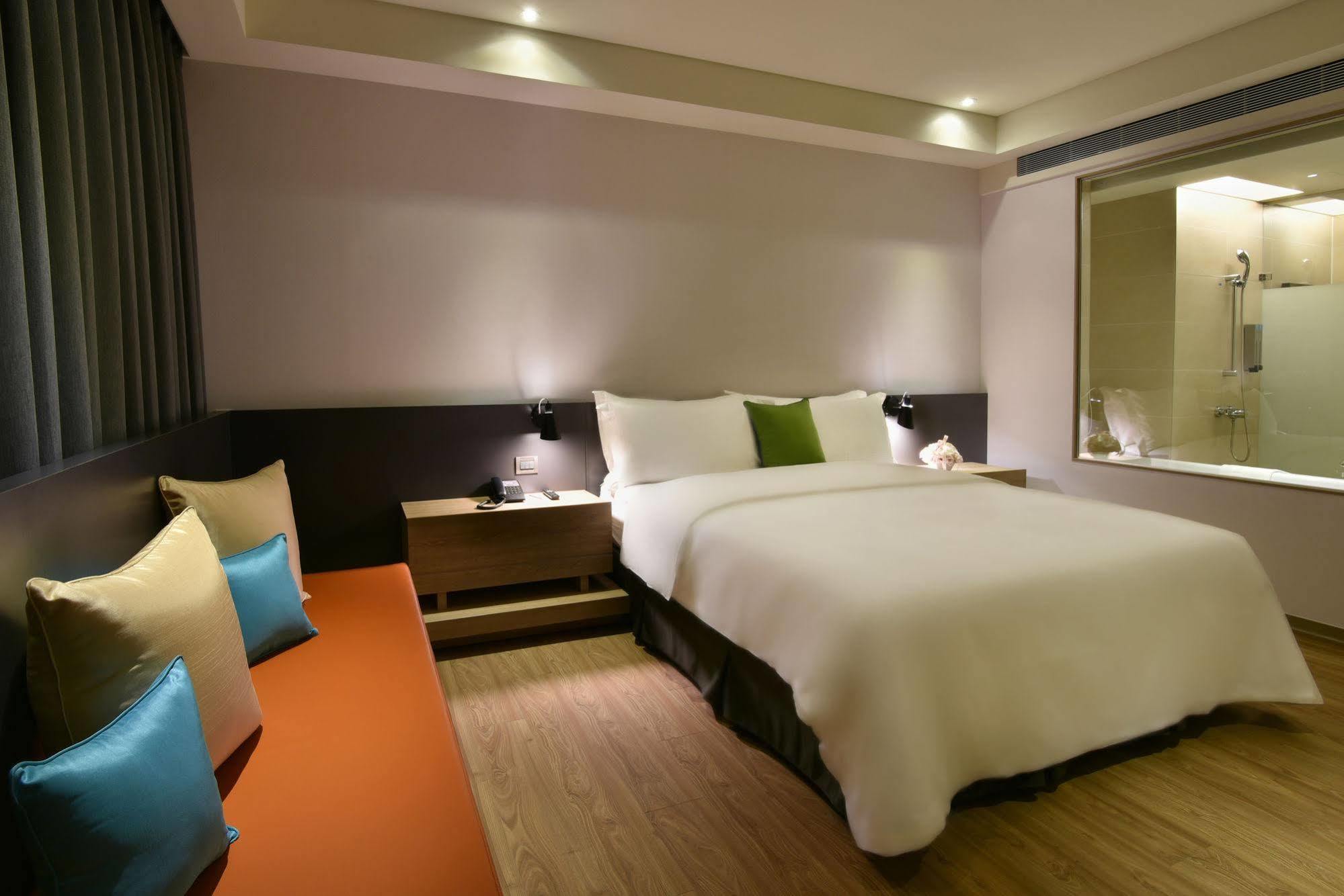 Just Sleep Kaohsiung Station Hotel Bagian luar foto