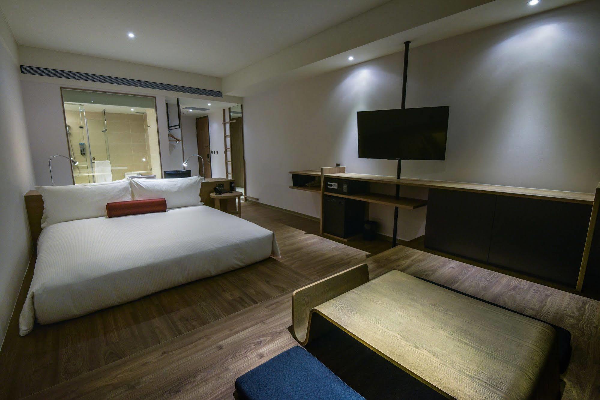 Just Sleep Kaohsiung Station Hotel Bagian luar foto