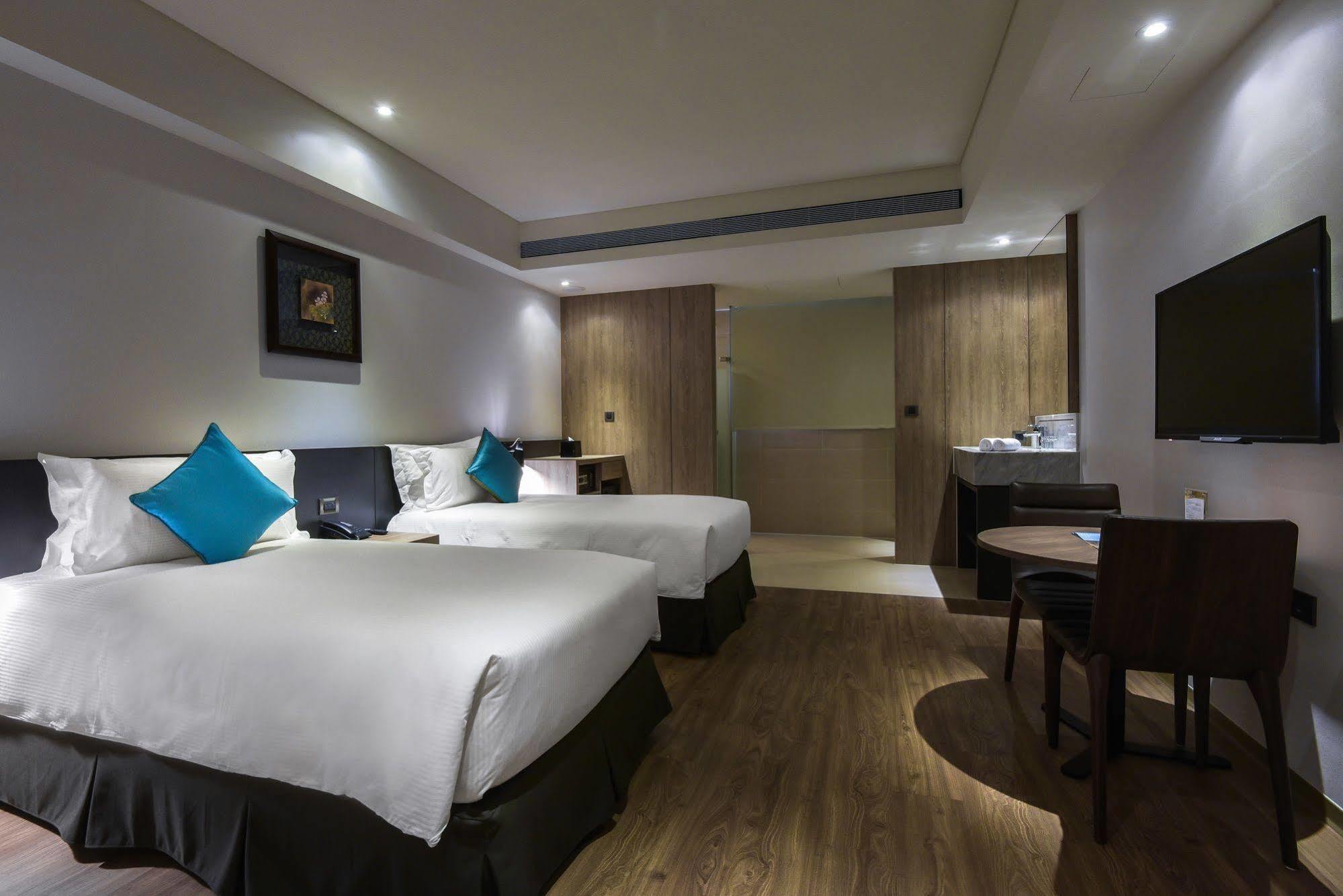 Just Sleep Kaohsiung Station Hotel Bagian luar foto