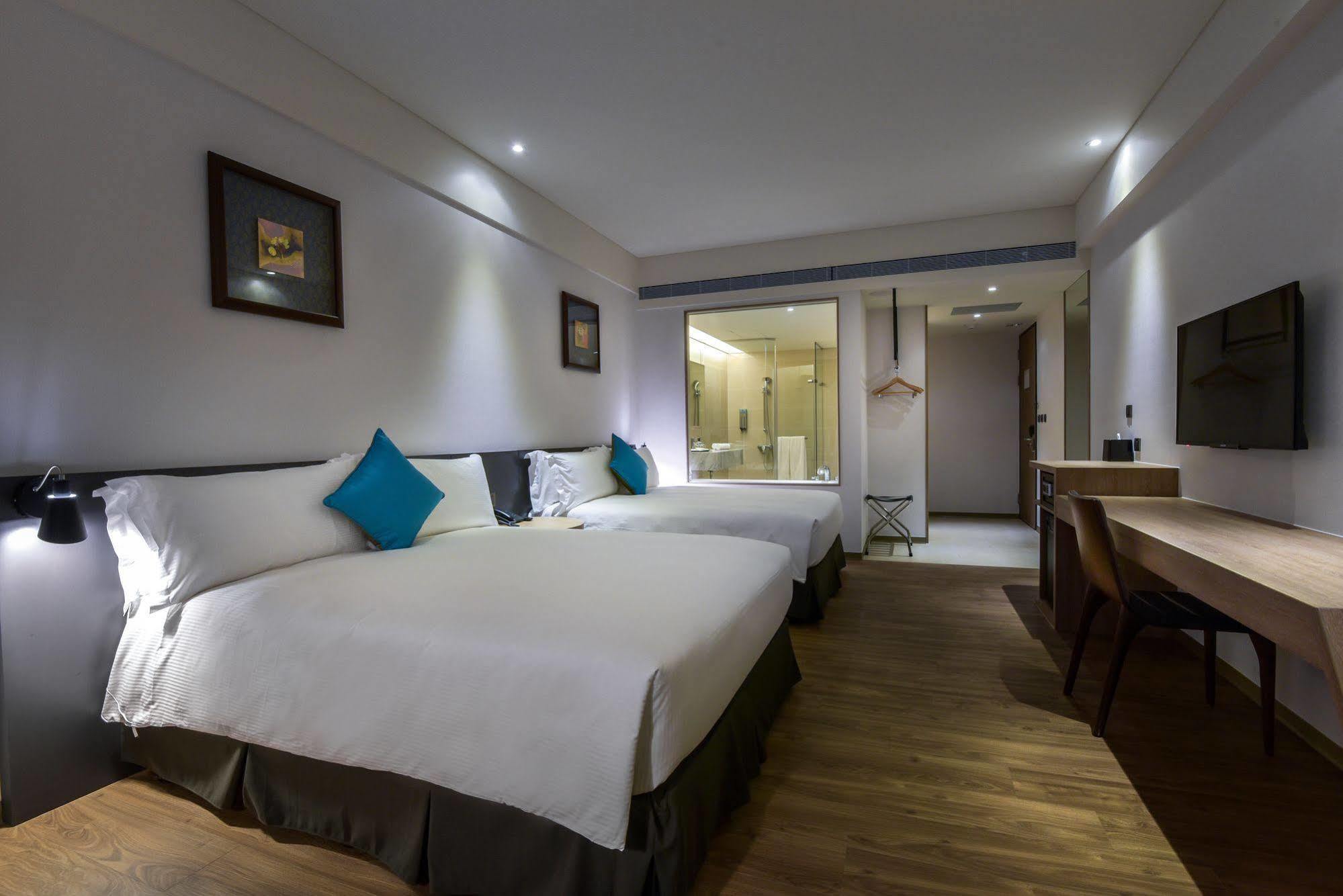 Just Sleep Kaohsiung Station Hotel Bagian luar foto