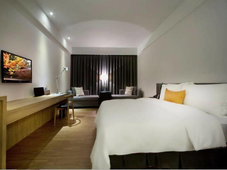 Just Sleep Kaohsiung Station Hotel Bagian luar foto
