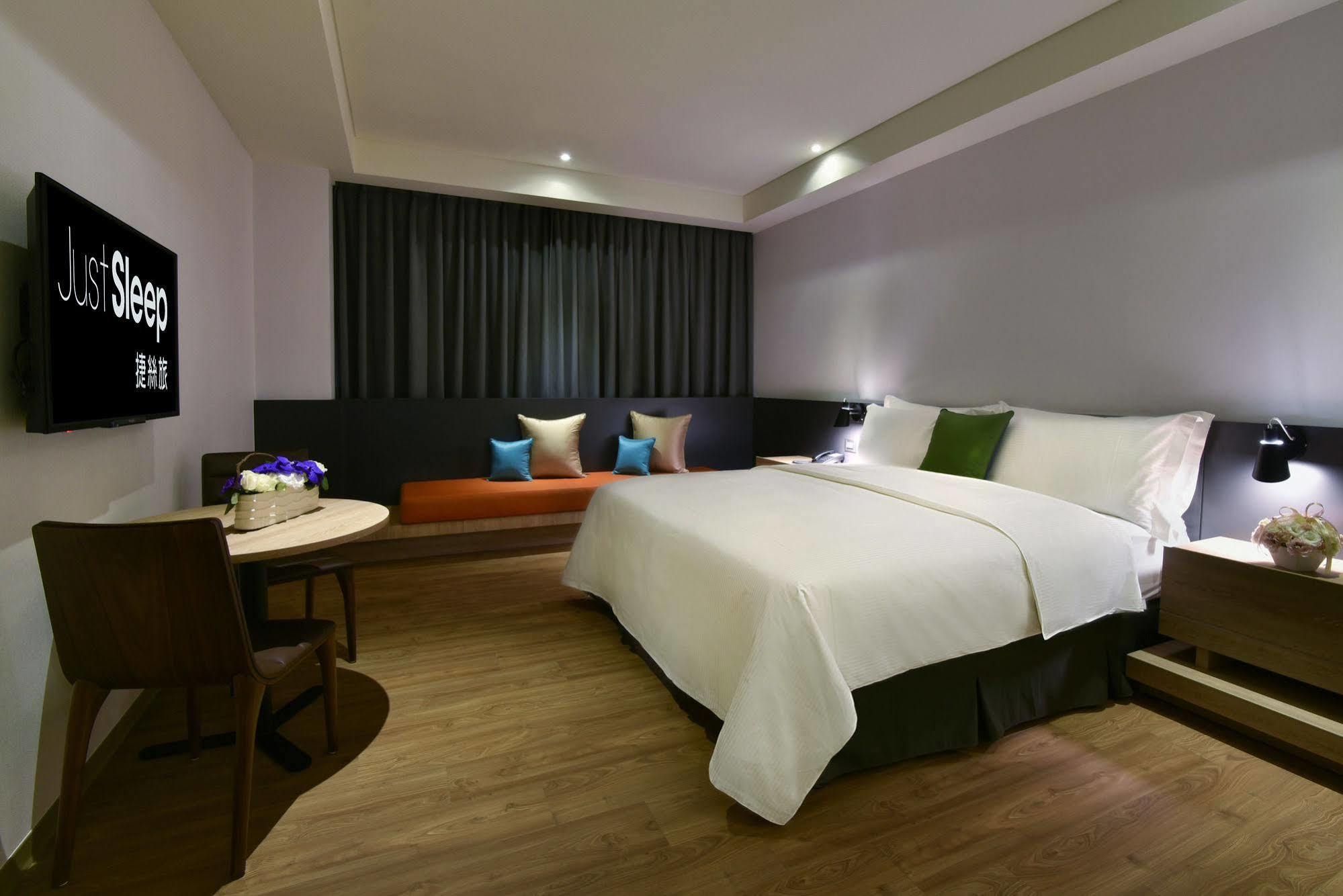 Just Sleep Kaohsiung Station Hotel Bagian luar foto