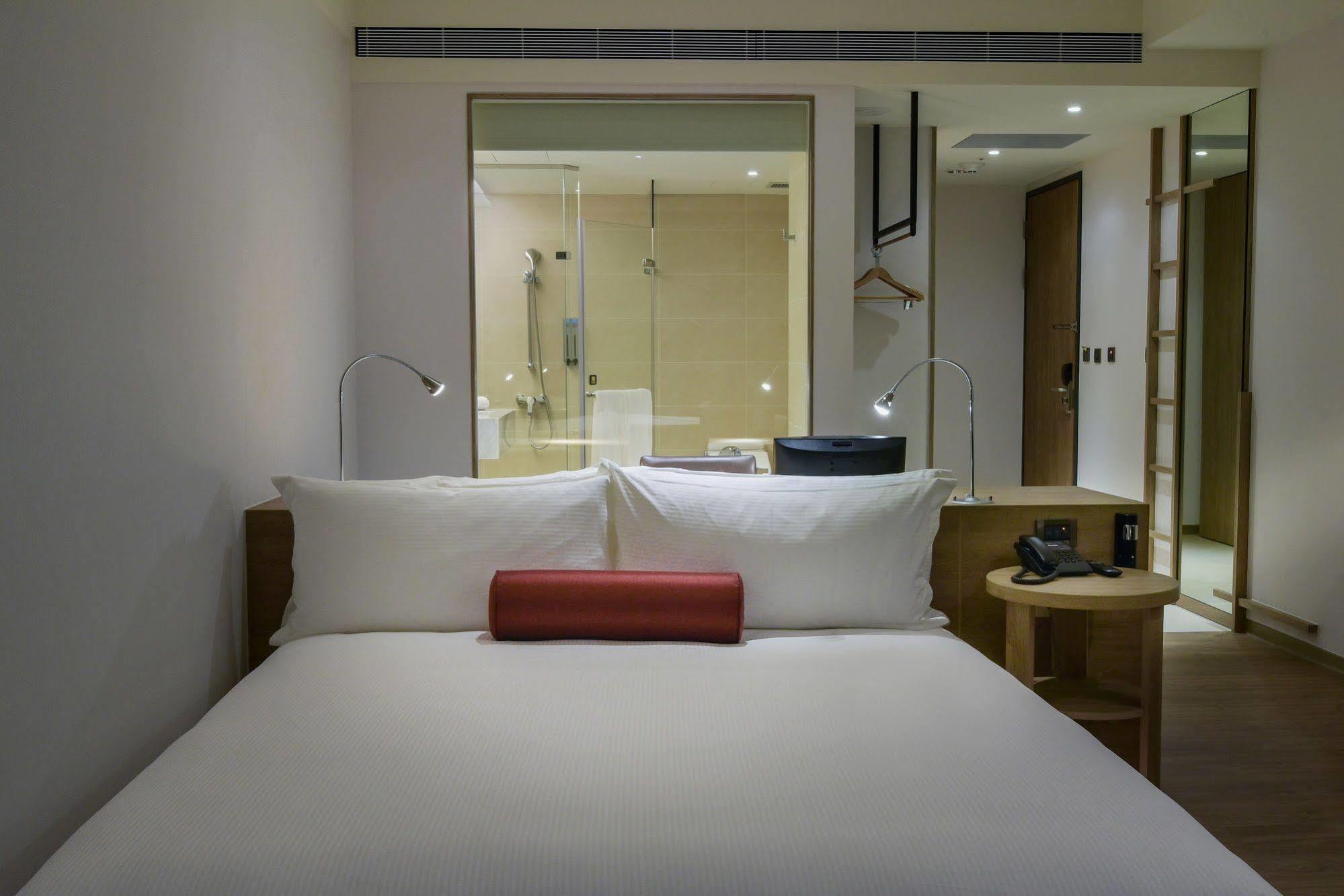 Just Sleep Kaohsiung Station Hotel Bagian luar foto