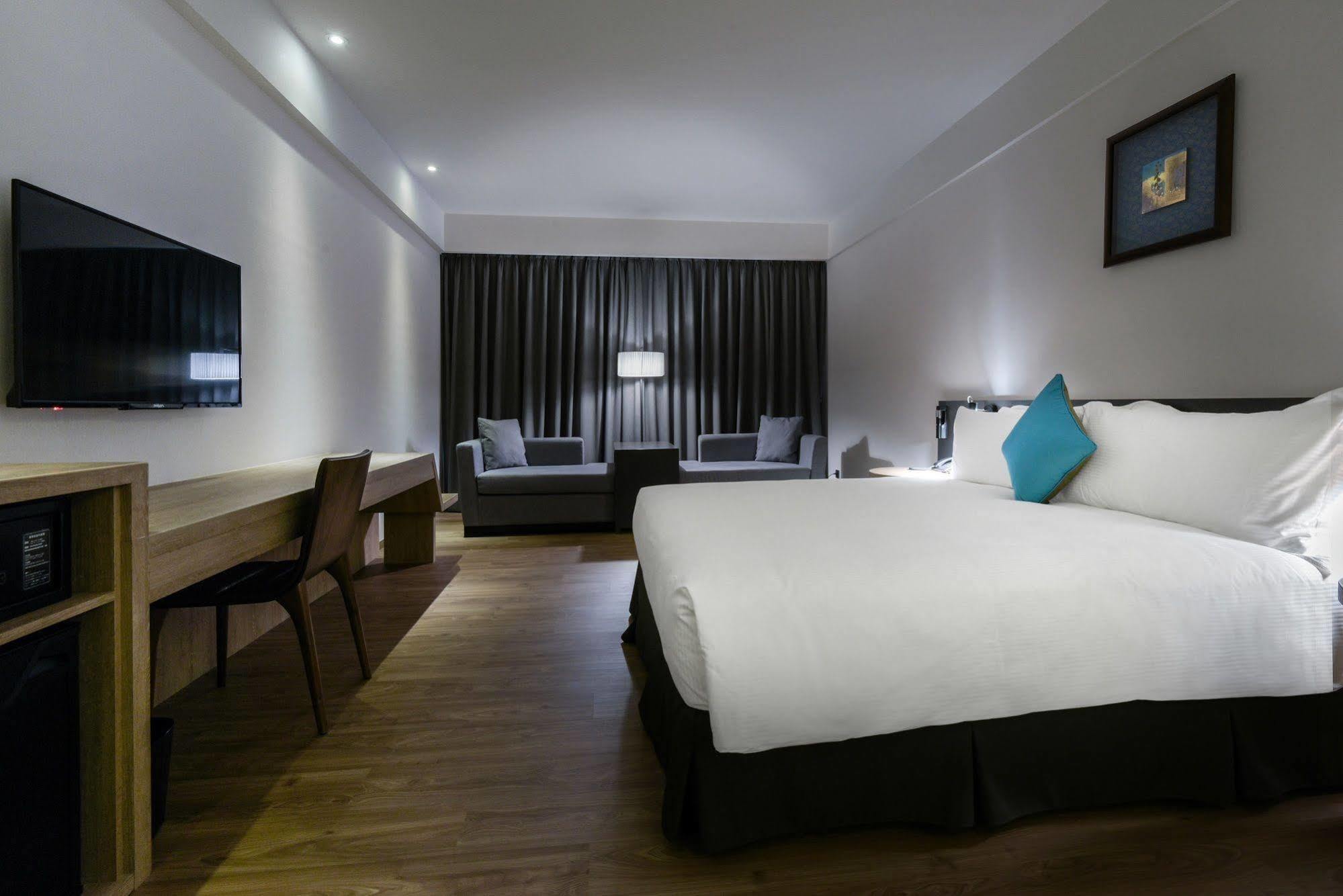 Just Sleep Kaohsiung Station Hotel Bagian luar foto
