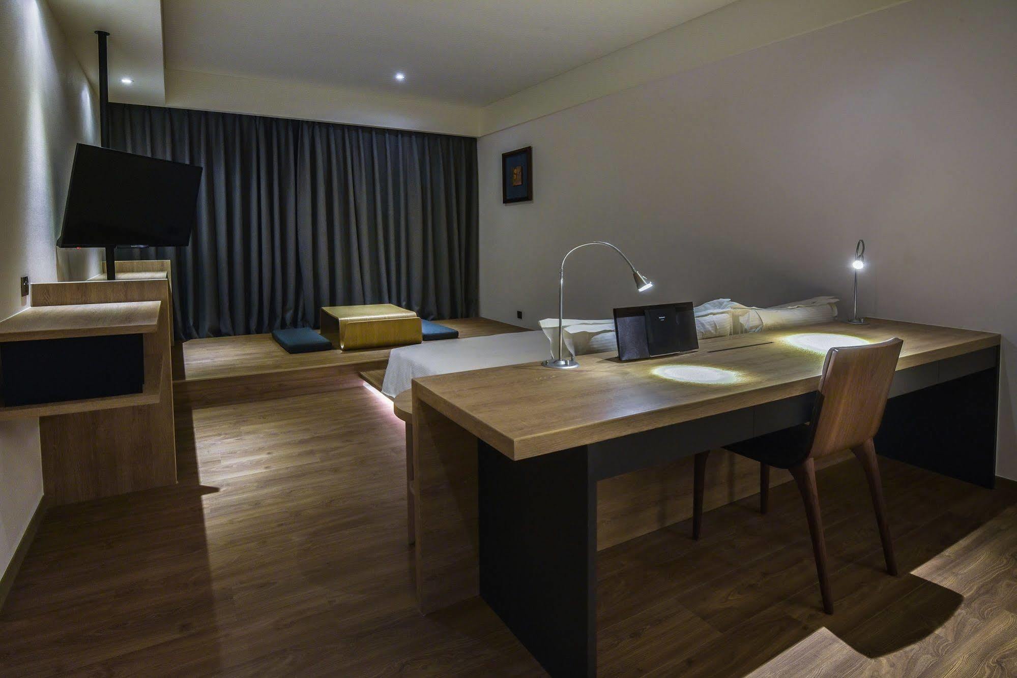 Just Sleep Kaohsiung Station Hotel Bagian luar foto