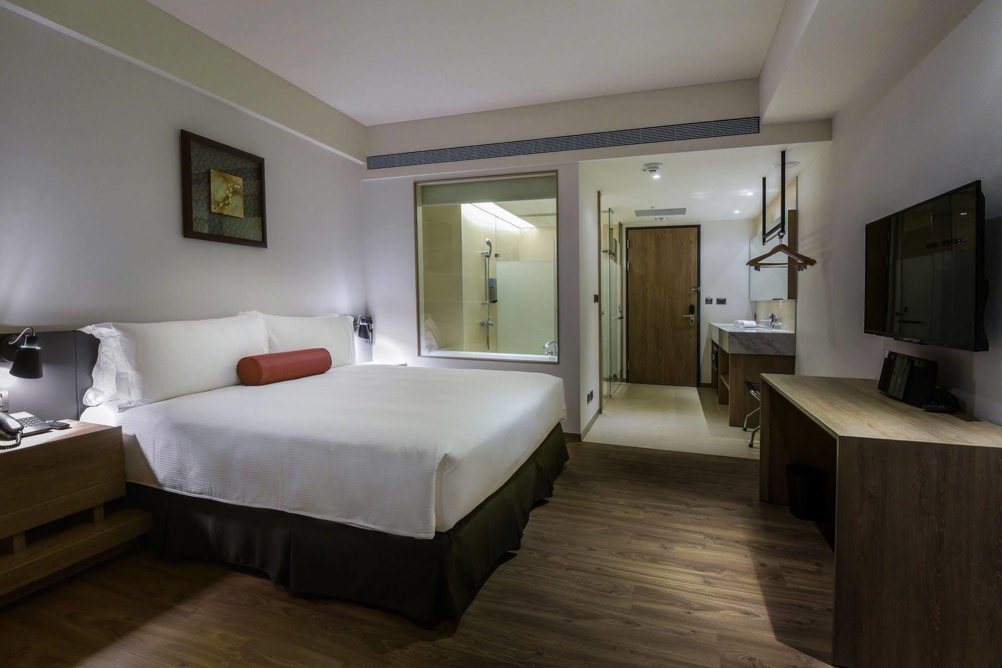 Just Sleep Kaohsiung Station Hotel Bagian luar foto