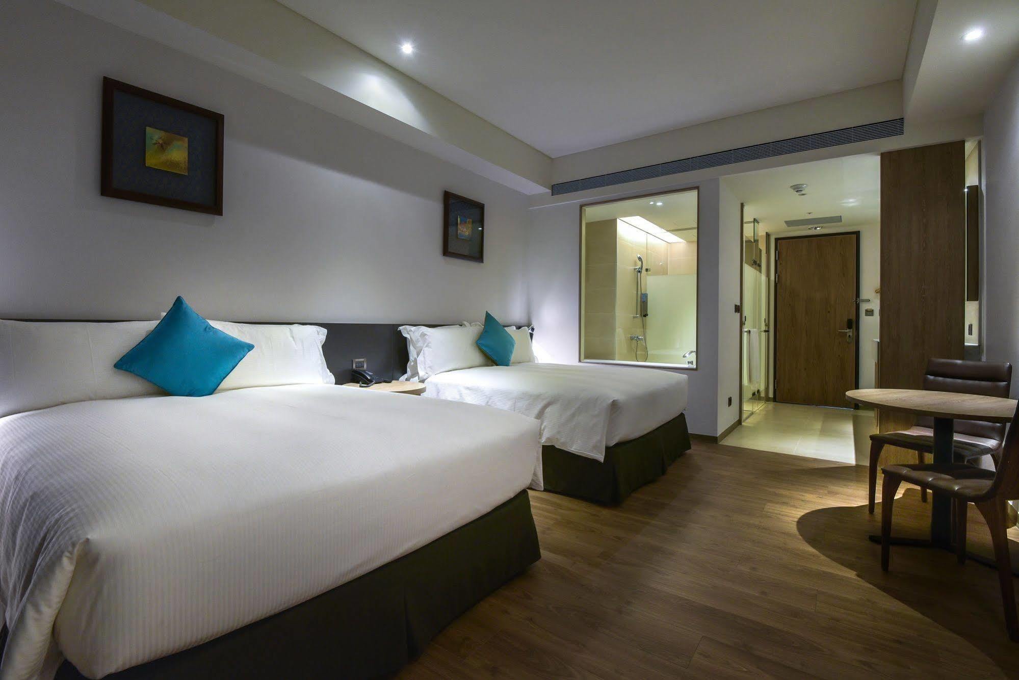 Just Sleep Kaohsiung Station Hotel Bagian luar foto