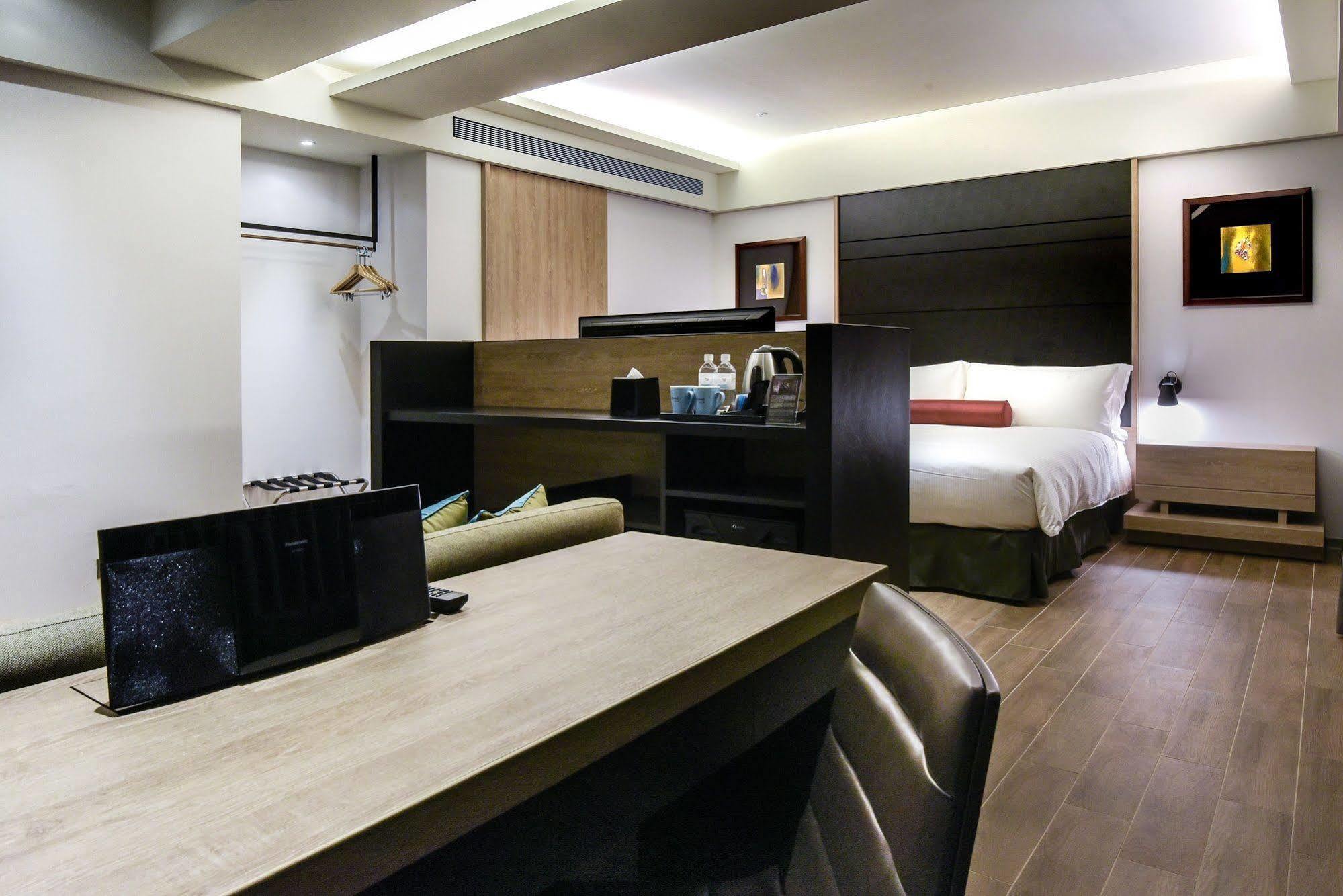 Just Sleep Kaohsiung Station Hotel Bagian luar foto