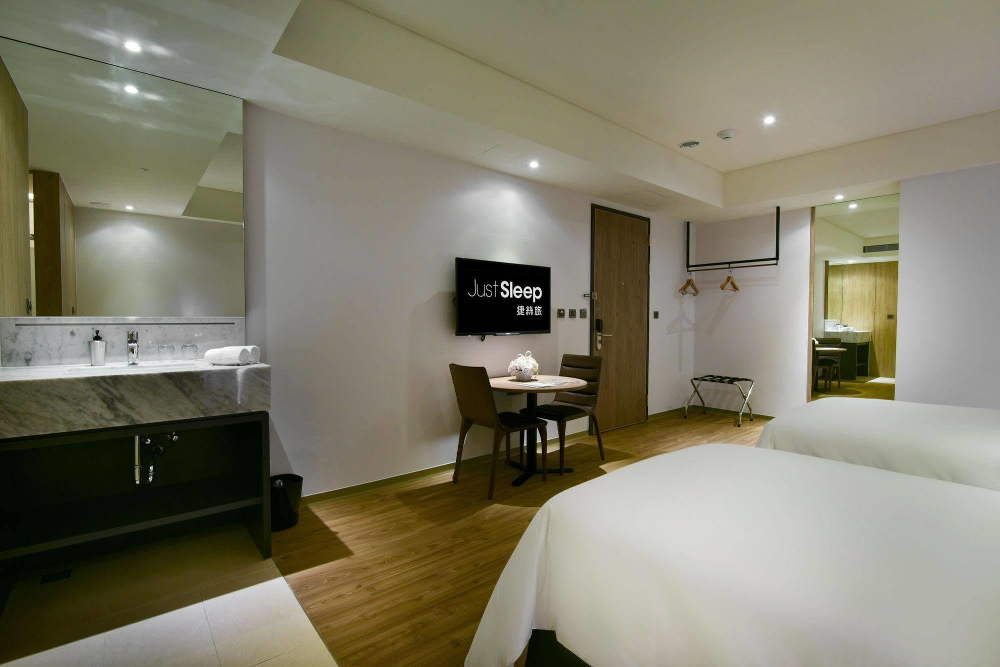 Just Sleep Kaohsiung Station Hotel Bagian luar foto