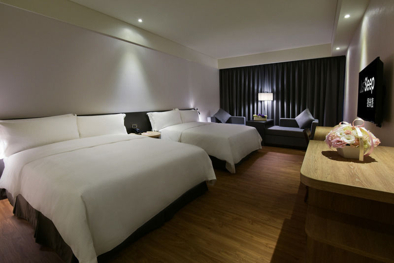 Just Sleep Kaohsiung Station Hotel Bagian luar foto